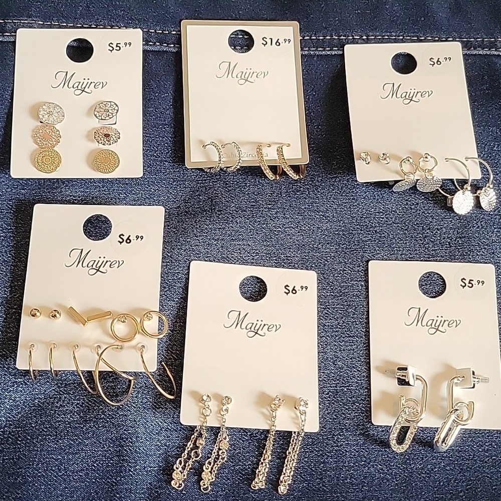 Lot of fashion jewelry earrings.